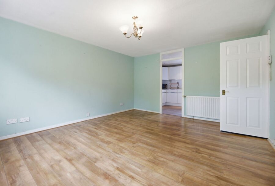 32-20EglintonCourt_002.jpg
