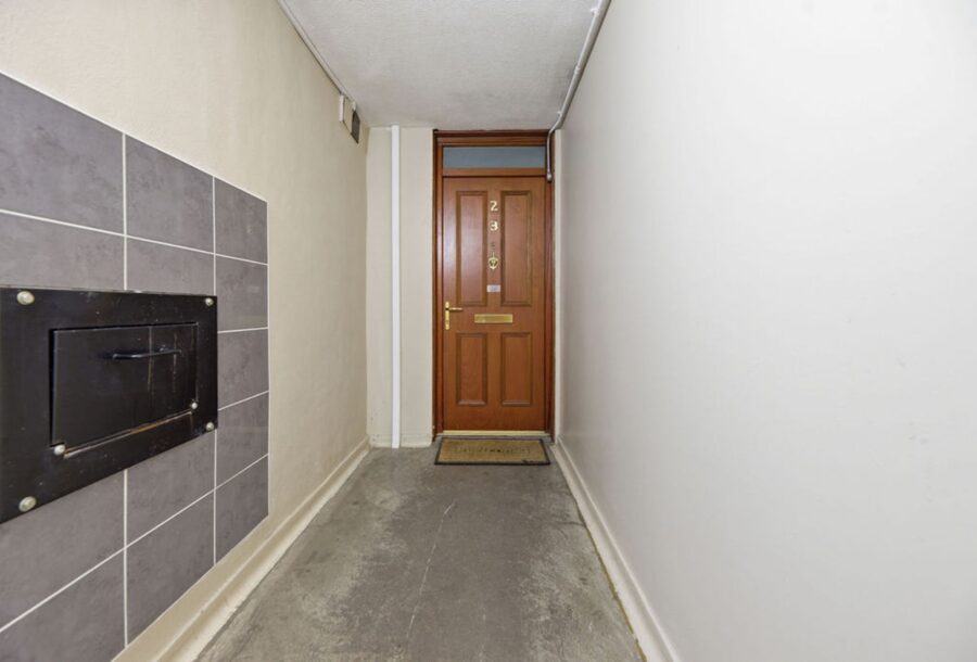 32-20EglintonCourt_016.jpg